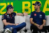 El piloto de Red Bull Max Verstappen (izquierda), de los Países Bajos, habla con el piloto de ...