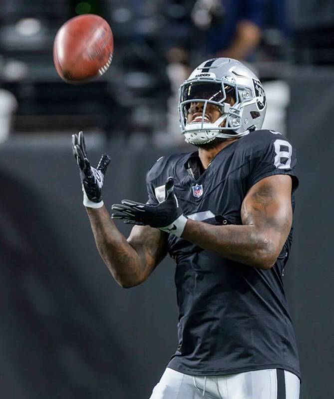 El running back de los Raiders Josh Jacobs (8) toma un punt durante los calentamientos antes de ...