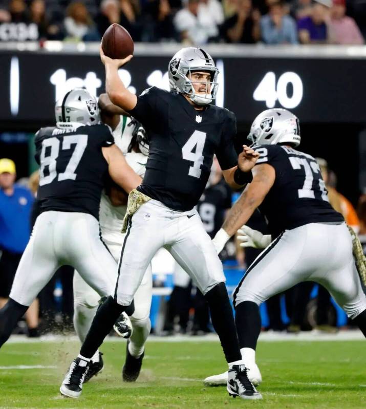 El quarterback de los Raiders Aidan O'Connell (4) lanza un pase contra los New York Jetts duran ...