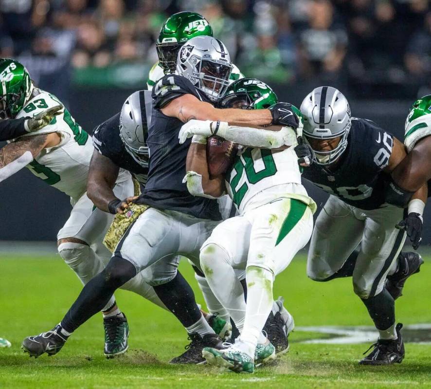 durante la primera parte de su partido de la NFL en el Allegiant Stadium el domingo 12 de novie ...