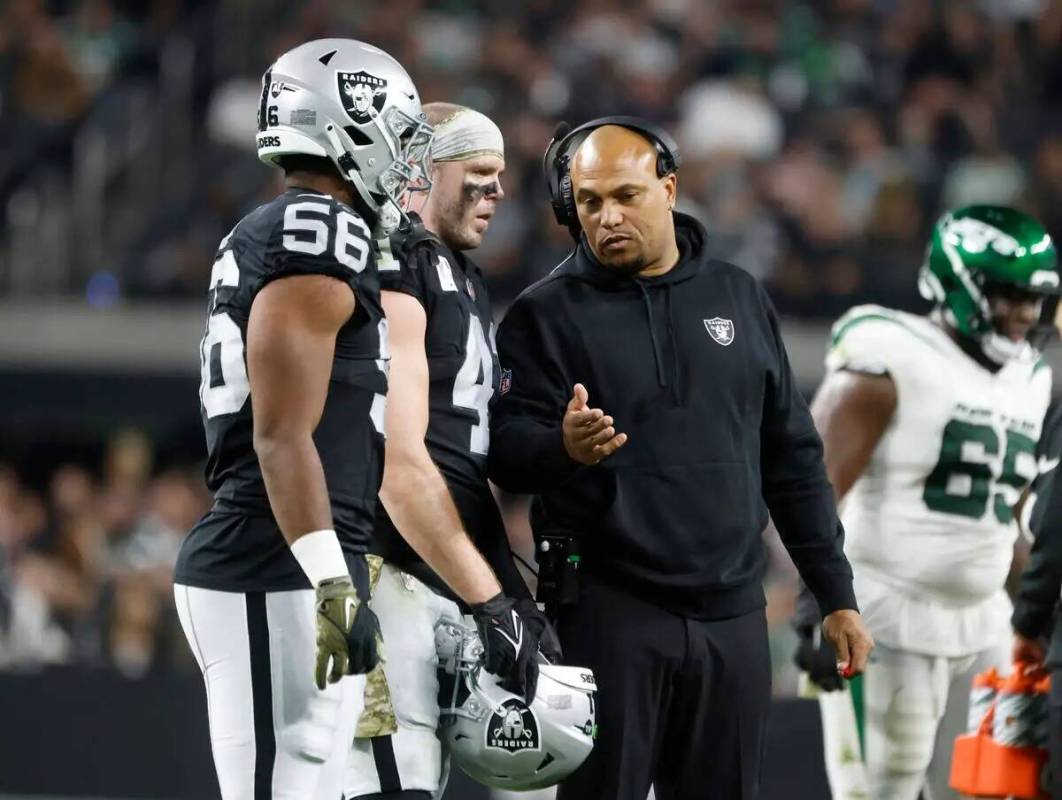 El entrenador interino de los Raiders, Antonio Pierce, habla con los linebackers Amari Burney ( ...