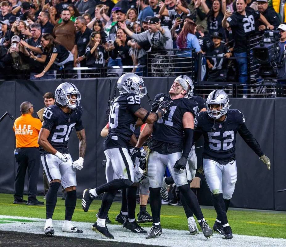 El linebacker de los Raiders, Robert Spillane (41), es celebrado por sus compañeros de equipo ...