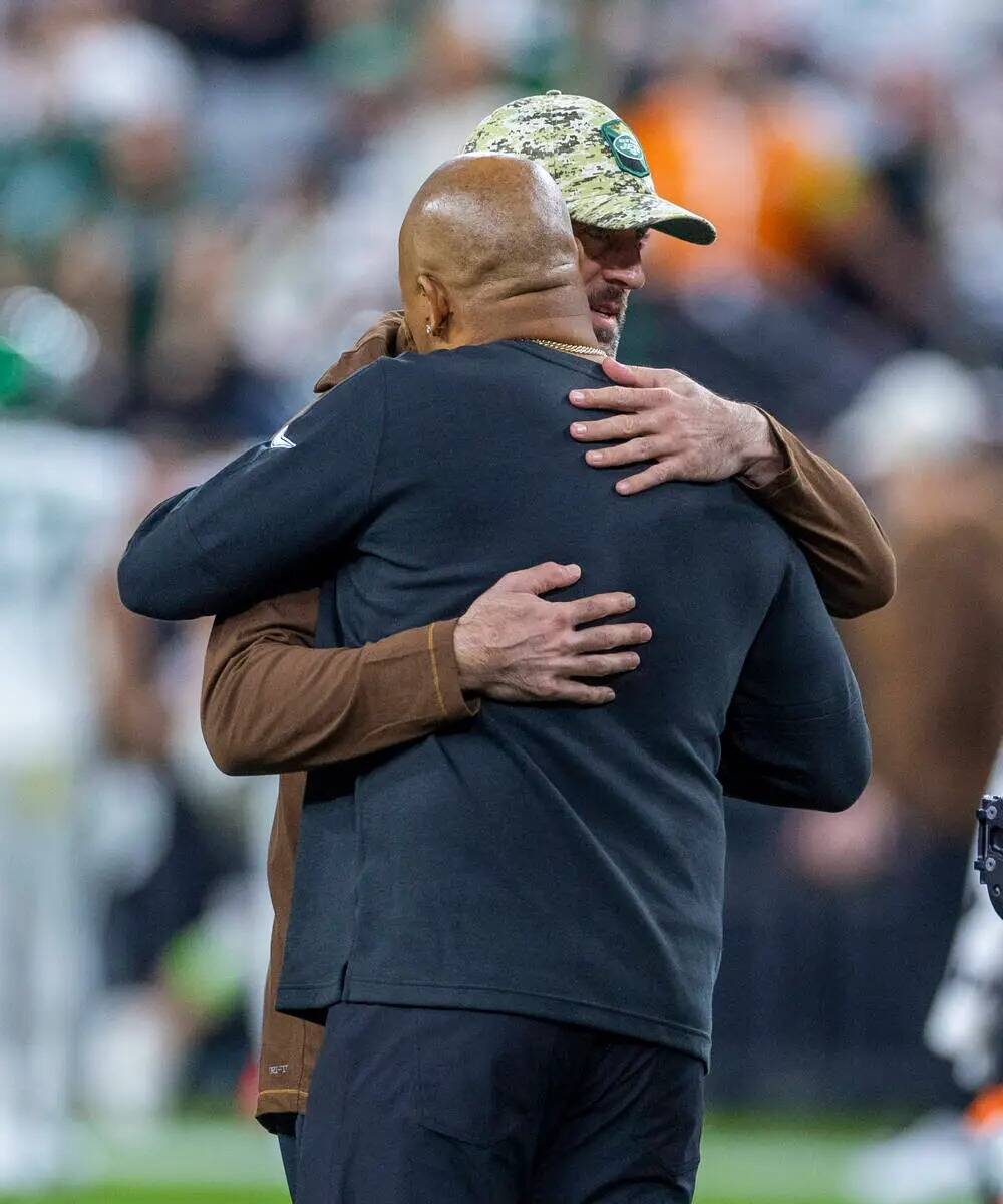 El entrenador en jefe de los Raiders, Antonio Pierce, abraza al quarterback de los New York Jet ...
