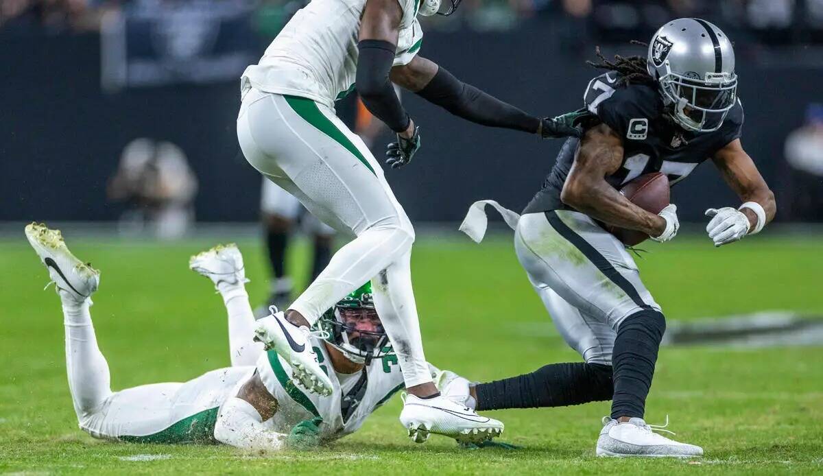 El wide receiver de los Raiders Davante Adams (17) hace una recepción contra el cornerback de ...