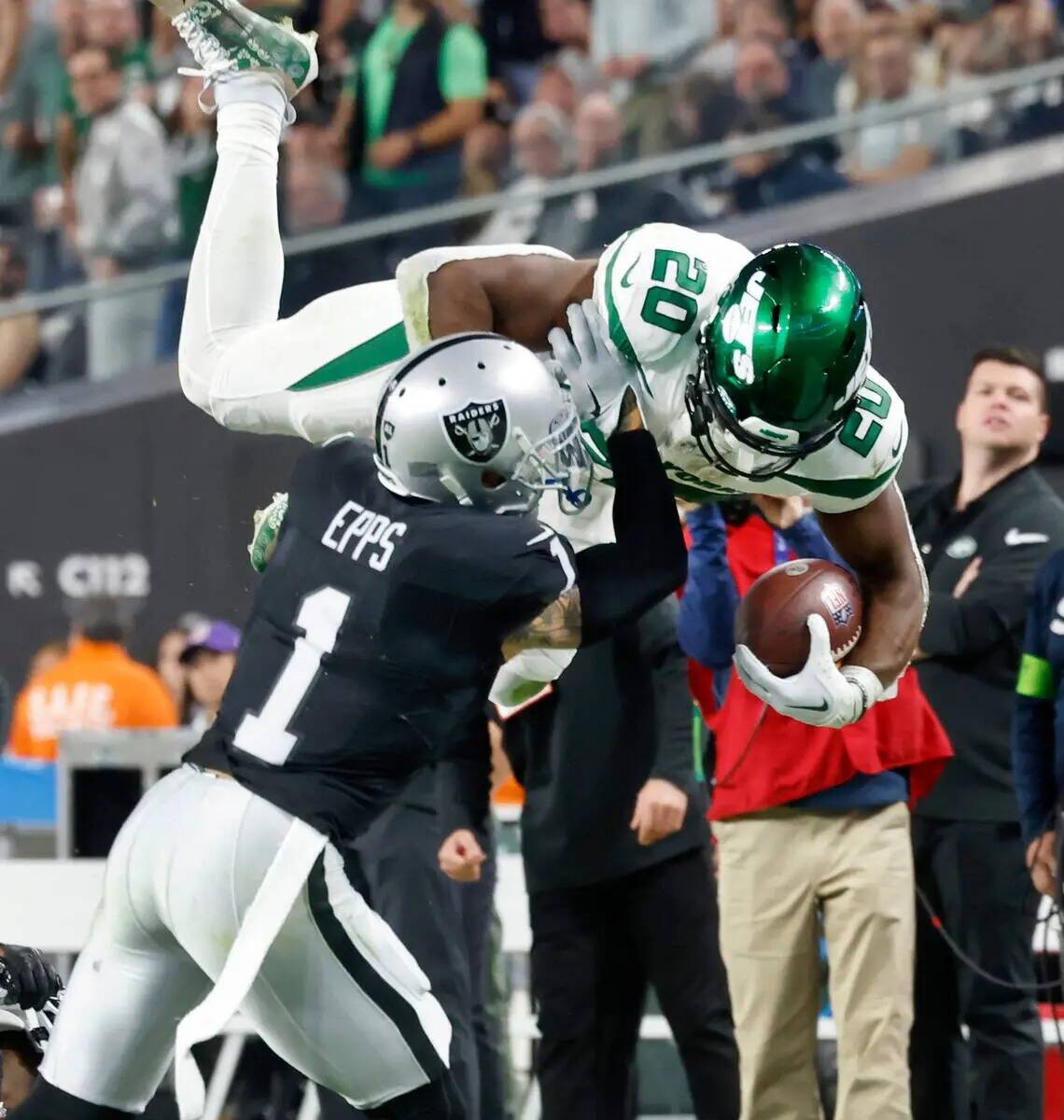 El safety de los Raiders Marcus Epps (1) taclea al running back de los New York Jets Breece Hal ...