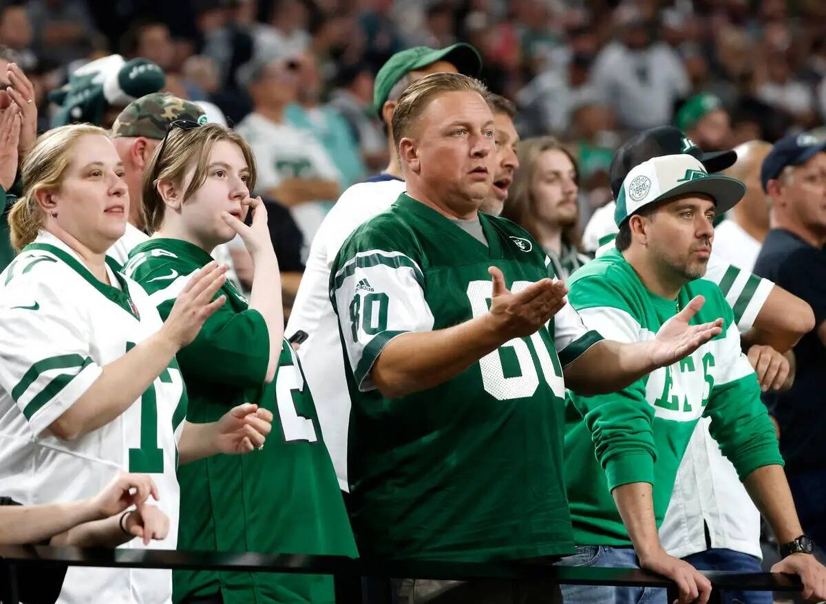 Fanáticos de los New York Jets reaccionan a una jugada mientras ven a su equipo perder ante lo ...
