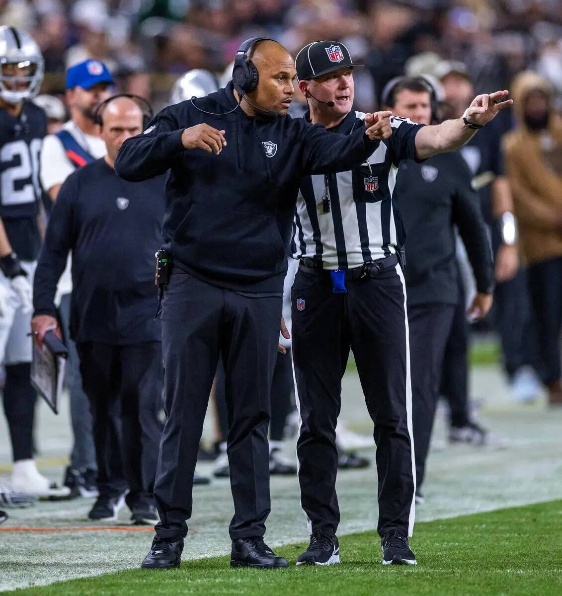 El entrenador de los Raiders, Antonio Pierce, decide sobre un penalti con un árbitro contra lo ...