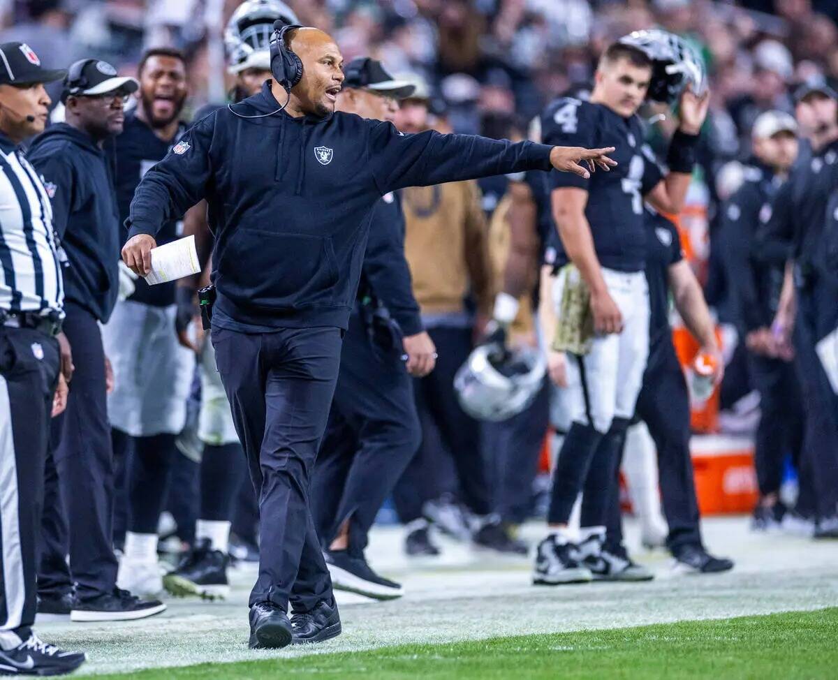El entrenador de los Raiders Antonio Pierce grita a sus jugadores contra los New York Jets dura ...