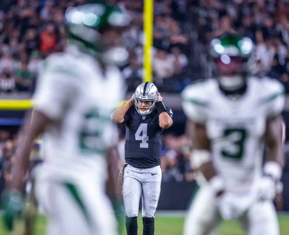 El quarterback de los Raiders Aidan O'Connell (4) toma su casco después de un gran golpe pero ...