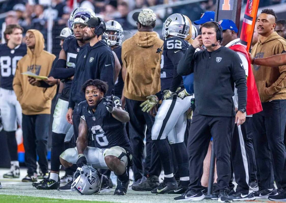 El running back de los Raiders Josh Jacobs (8) mira una repetición para ver si realmente comet ...