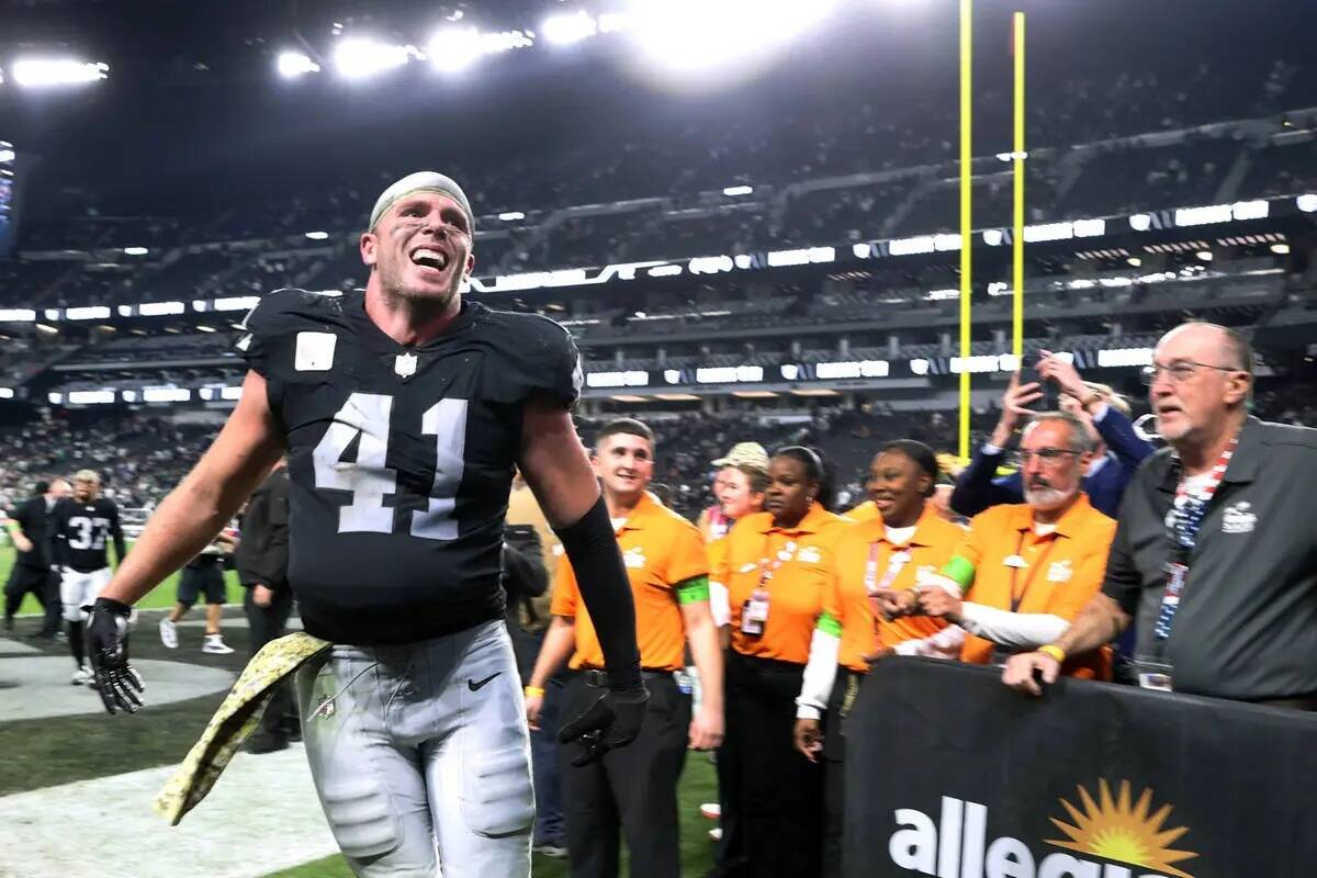 El linebacker de los Raiders Robert Spillane (41) abandona el campo contra los New York Jets du ...