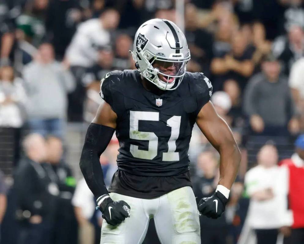 El defensive end de los Raiders, Malcolm Koonce (51), reacciona después de placar al quarterba ...