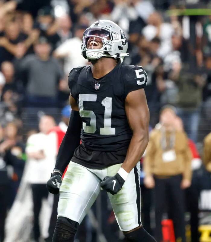 El defensive end de los Raiders, Malcolm Koonce (51), reacciona después de placar al quarterba ...