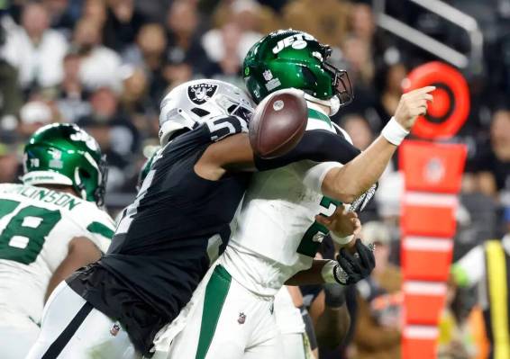 El defensive end de los Raiders Malcolm Koonce (51) saca al quarterback de los New York Jets Za ...