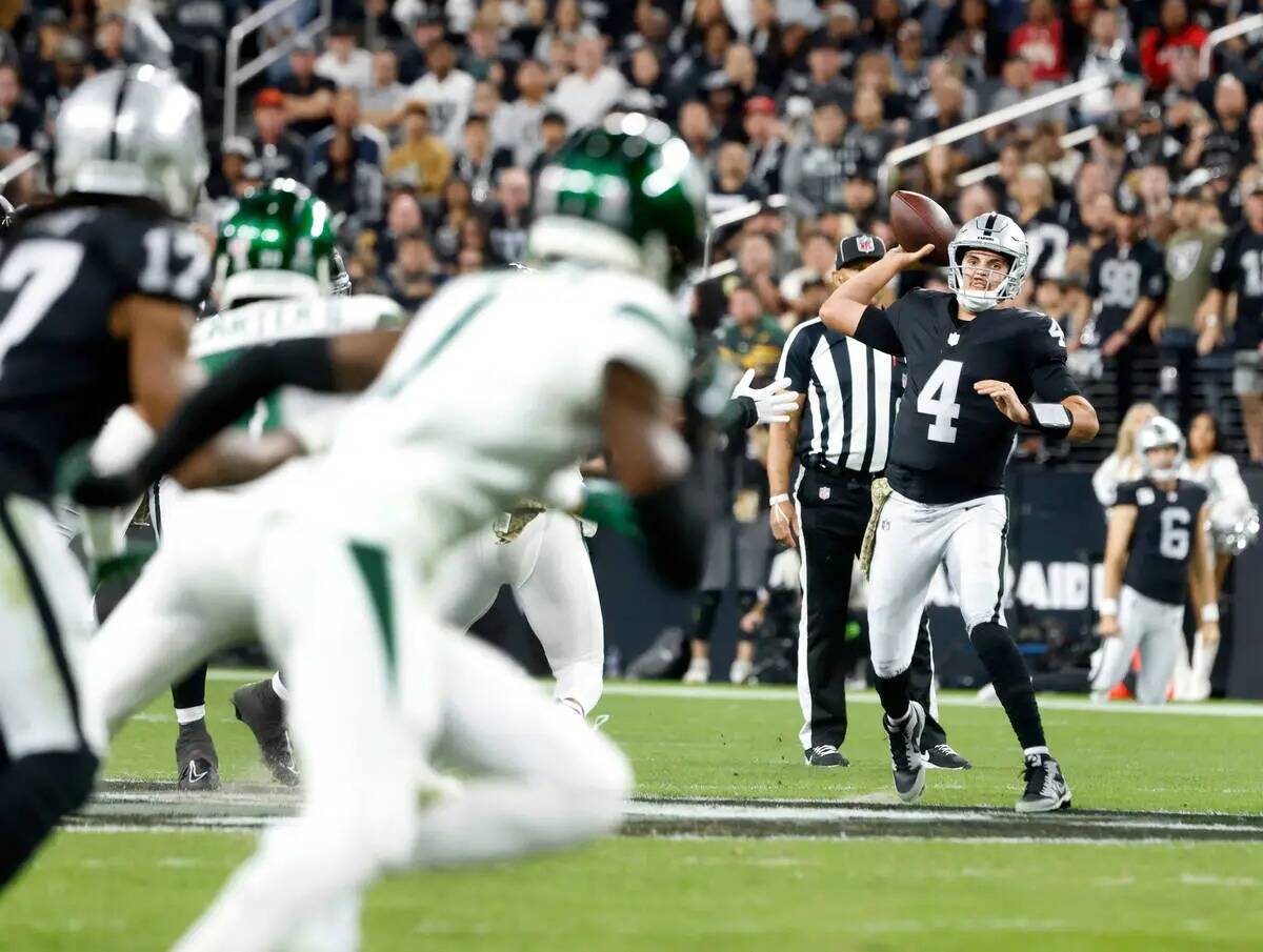 El quarterback de los Raiders Aidan O'Connell (4) lanza un pase contra los New York Jets durant ...