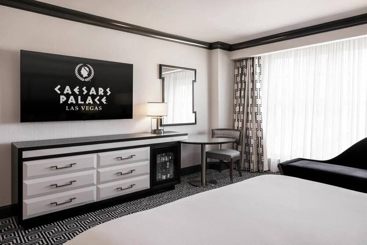 Un vistazo a las habitaciones recientemente renovadas de la Colosseum Tower del Caesars Palace. ...