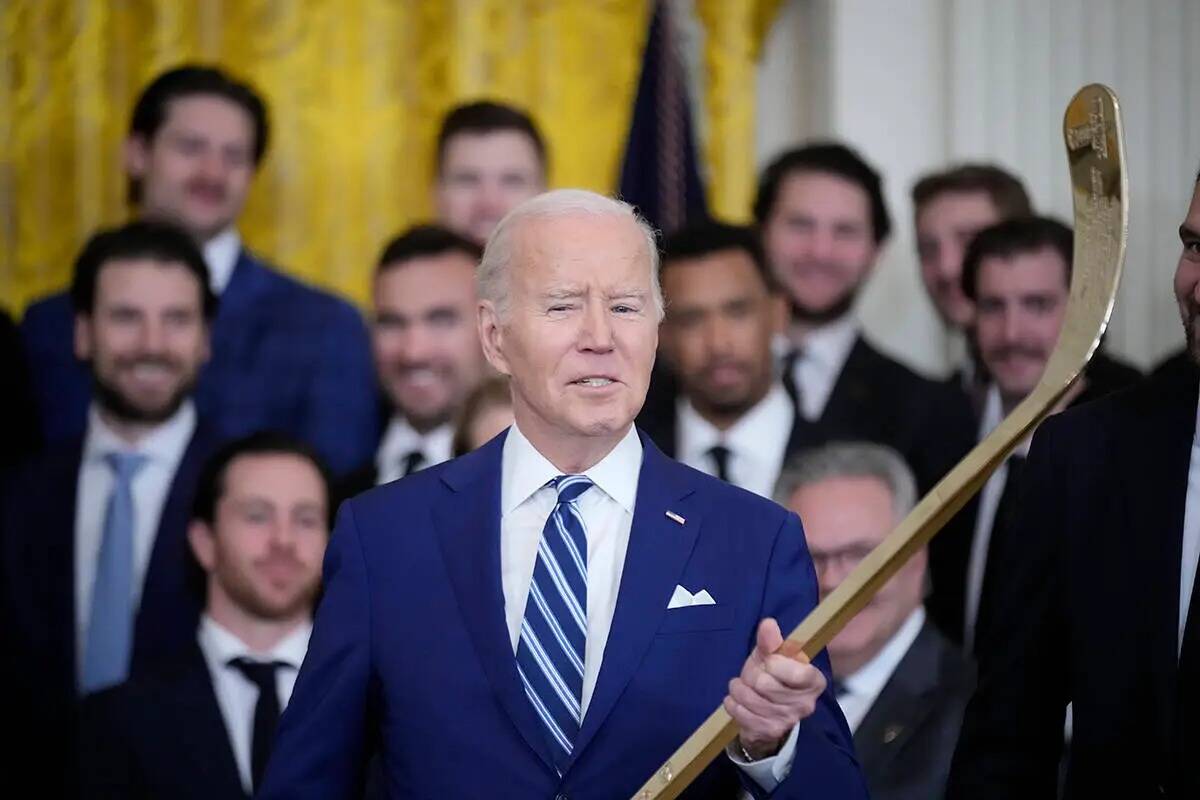 El presidente Joe Biden habla mientras sostiene un bastón de hockey durante un acto para celeb ...