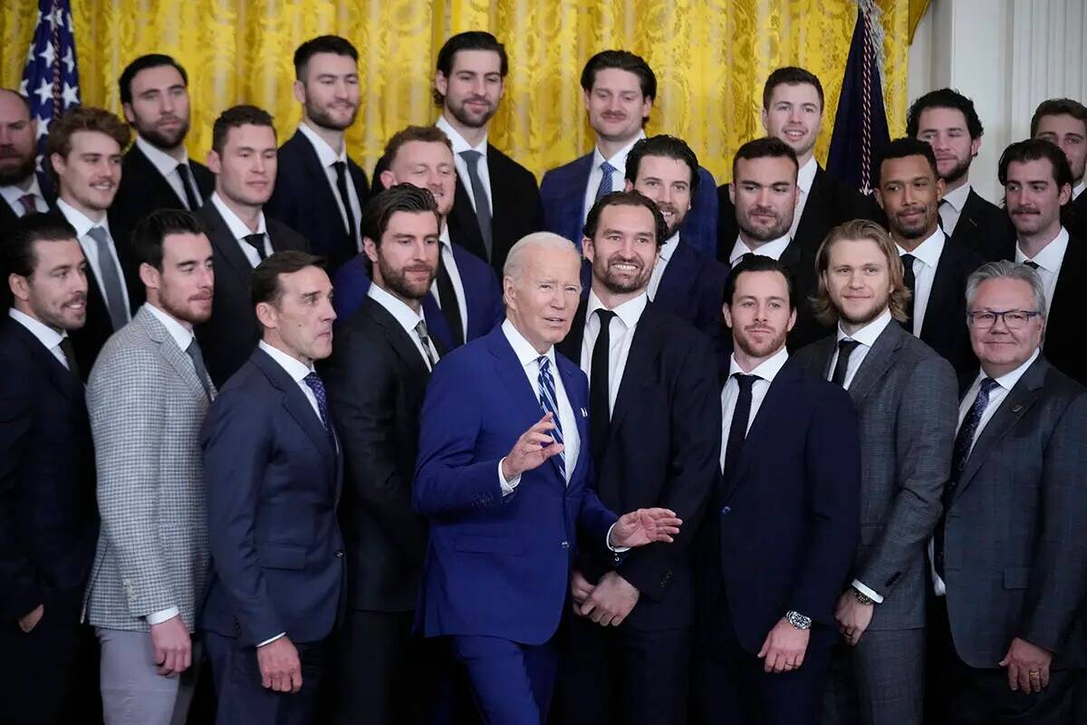 El presidente Joe Biden posa para una foto durante un evento para celebrar la victoria de los V ...