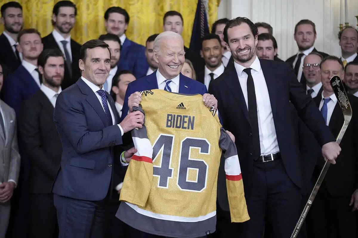 El presidente Joe Biden sostiene una camiseta durante un evento para celebrar la victoria de lo ...