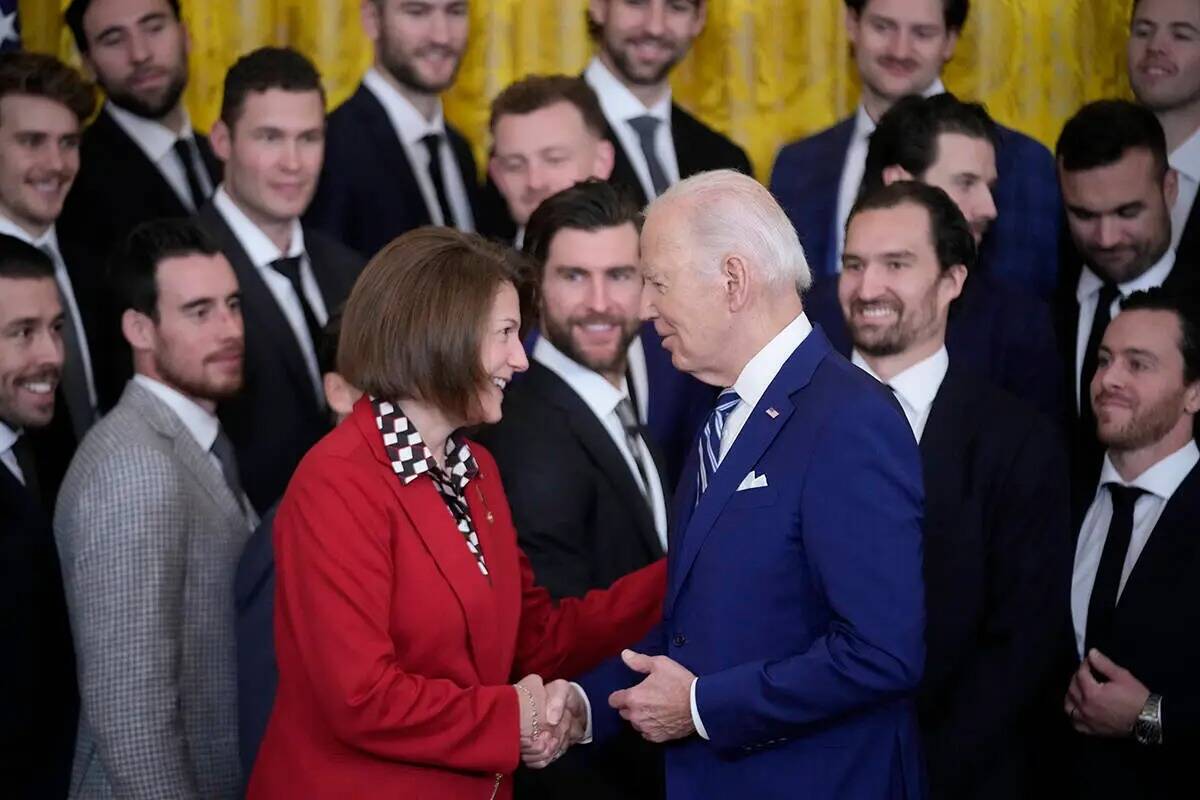 El presidente Joe Biden habla con la senadora Catherine Cortez Mastro, demócrata por Nevada, d ...