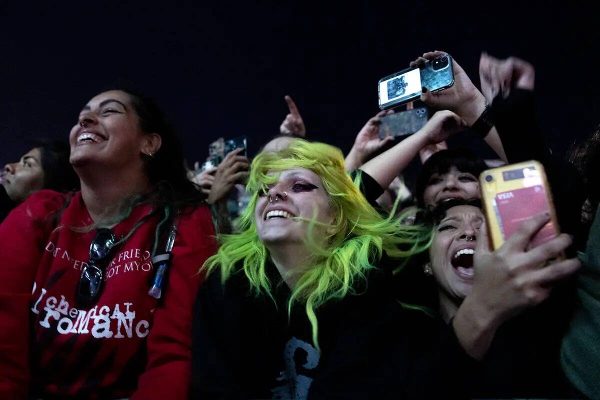 Fans cantan y bailan al ritmo de My Chemical Romance mientras tocan su canción "I'm Not Okay ( ...