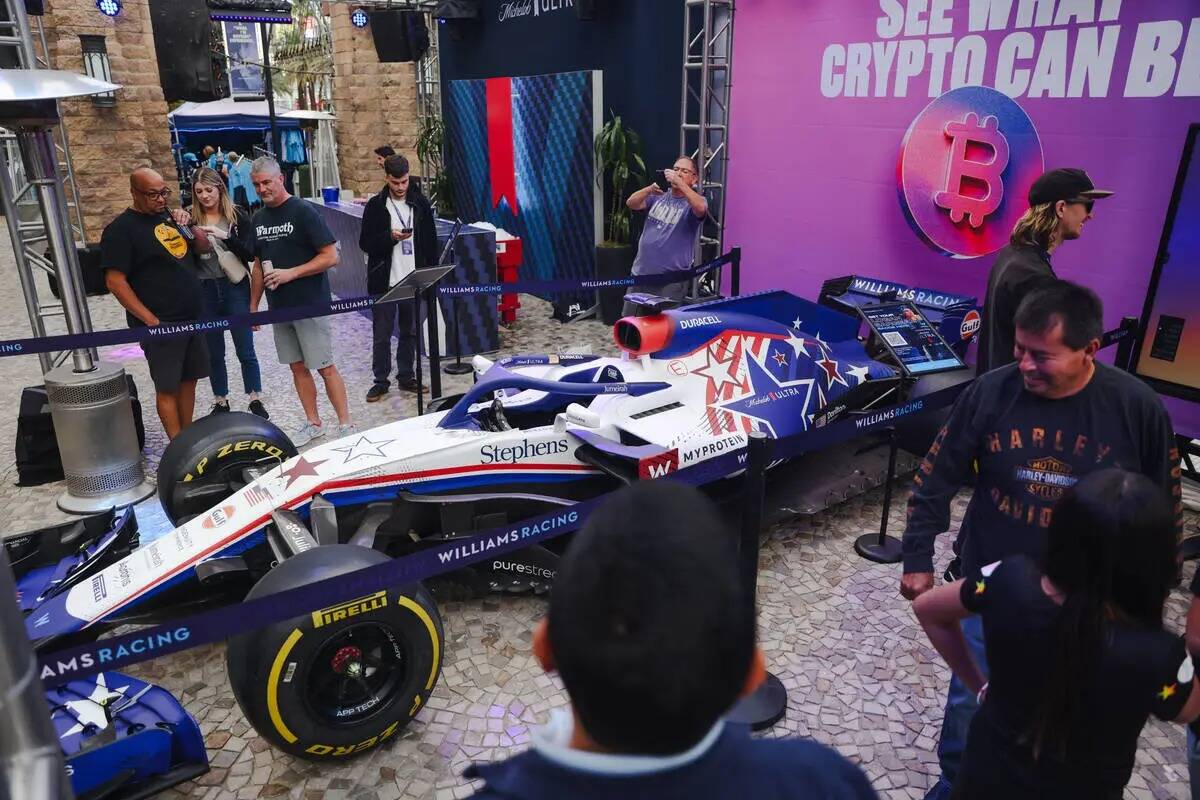 Un kit oficial del equipo Williams Racing en el Williams Racing Fanzone, una tienda para el Gra ...