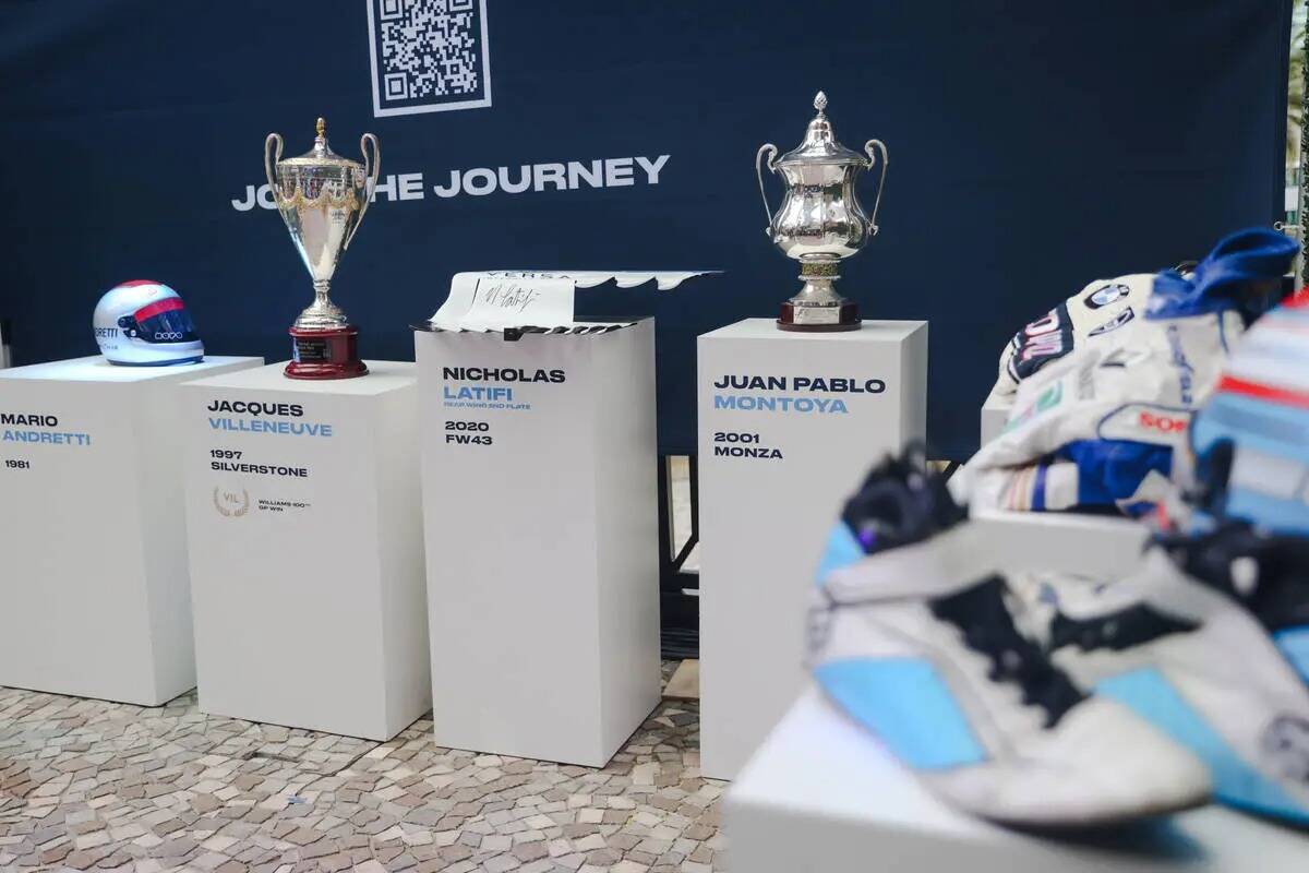 La "Heritage Zone" muestra artículos de carreras históricas en el Williams Racing Fanzone, un ...