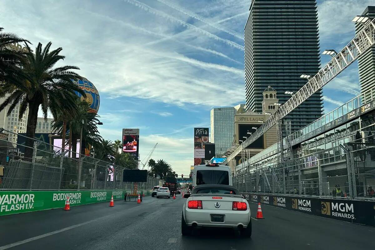 El tráfico se acumula en Las Vegas Boulevard, cerca del Bellagio, cuando el circuito del Grand ...