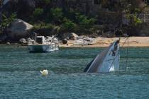 Un bote se hunde tras el paso del huracán Otis en Acapulco, México, sábado 11 de noviembre d ...