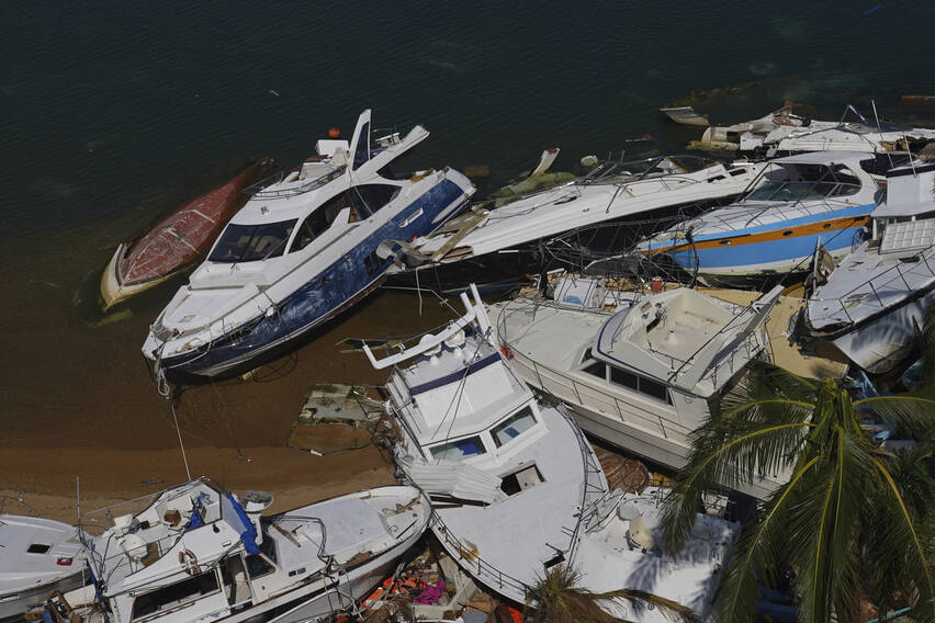 Barcos en ruinas tras el paso del huracán Otis en Acapulco, México, domingo 12 de noviembre d ...
