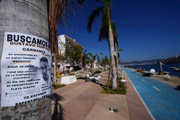 Un cartel de personas desaparecidas cuelga de un árbol en Acapulco, México, domingo 12 de nov ...
