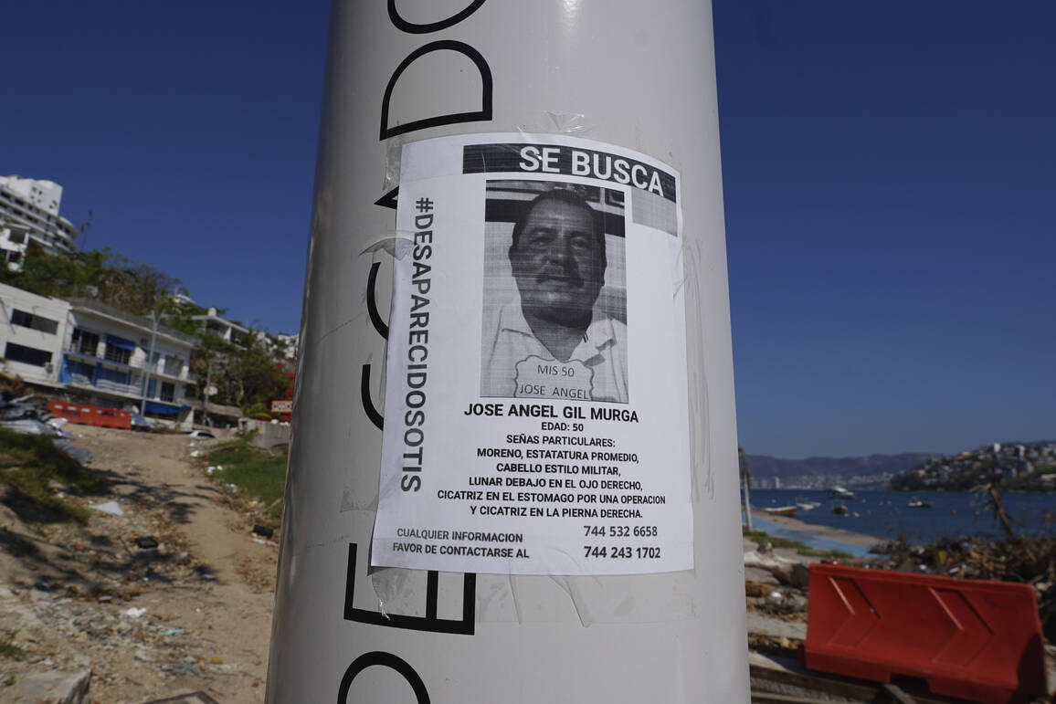 Un cartel de personas desaparecidas cuelga de un árbol en Acapulco, México, domingo 12 de nov ...