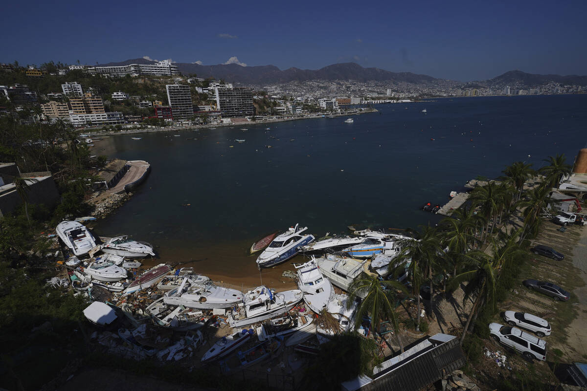 Barcos en ruinas tras el paso del huracán Otis en Acapulco, México, domingo 12 de noviembre d ...
