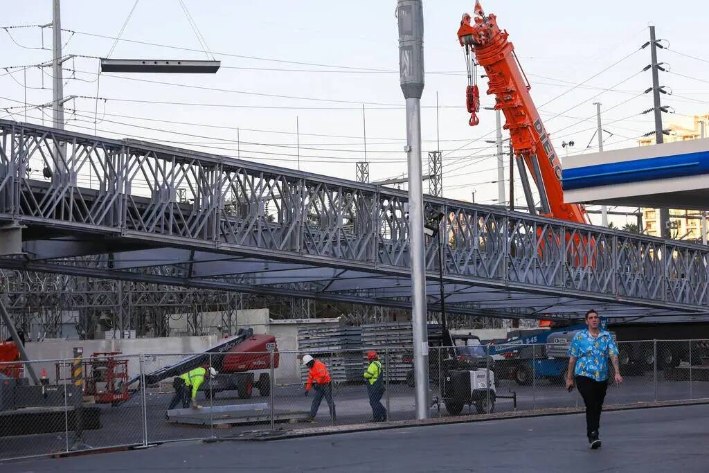 Un puente para el Grand Prix de Fórmula Uno de Las Vegas está en construcción en la intersec ...