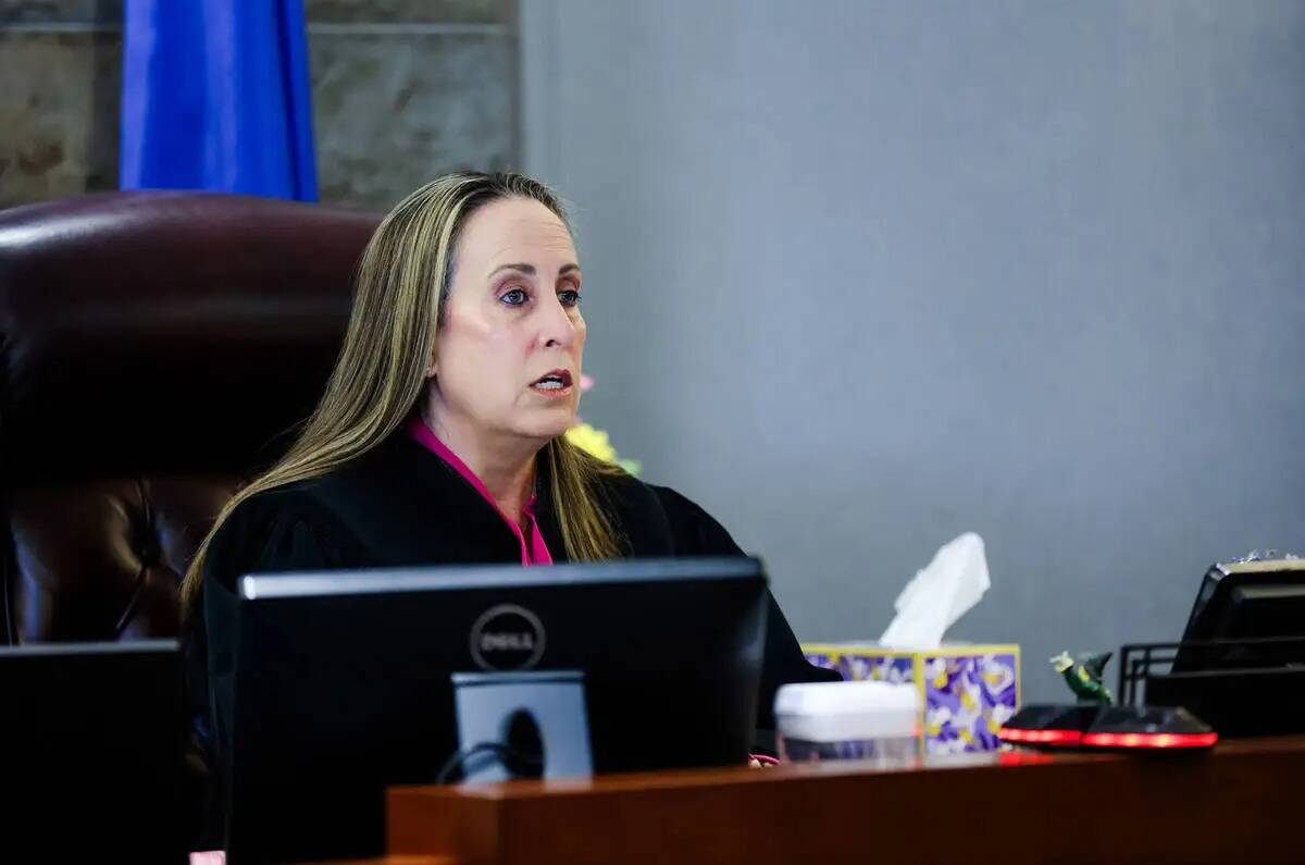 ARCHIVO - La jueza Jessica Peterson supervisa una audiencia sobre la demanda del Distrito Escol ...