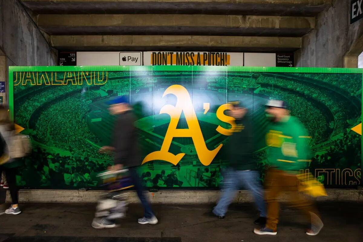 Aficionados de los Oakland Athletics caminan por la explanada antes del partido inaugural contr ...