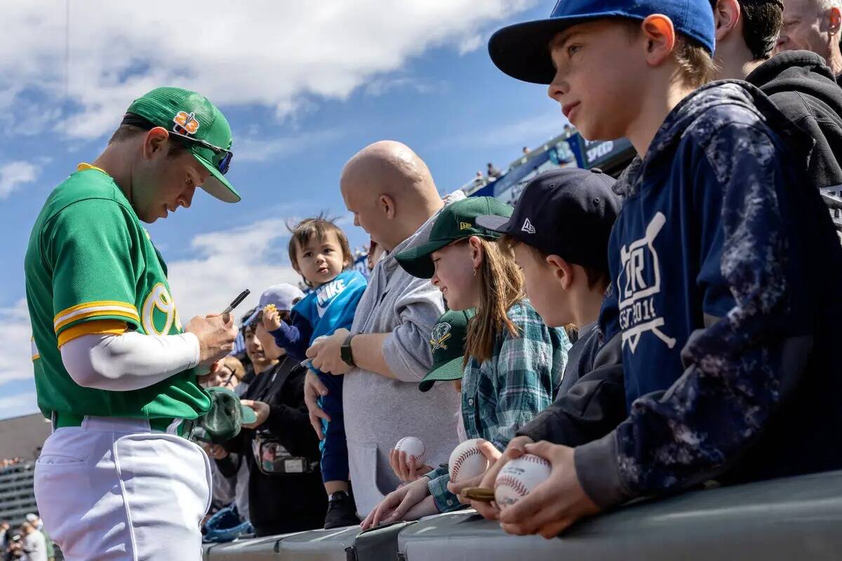 El parador en corto de los Oakland Athletics Nick Allen firma autógrafos para los fans antes d ...