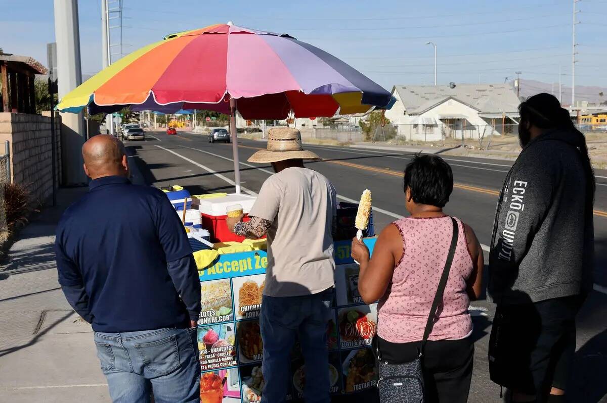 El vendedor ambulante Luis Serrano atiende a clientes en el Historic Westside de Las Vegas el m ...