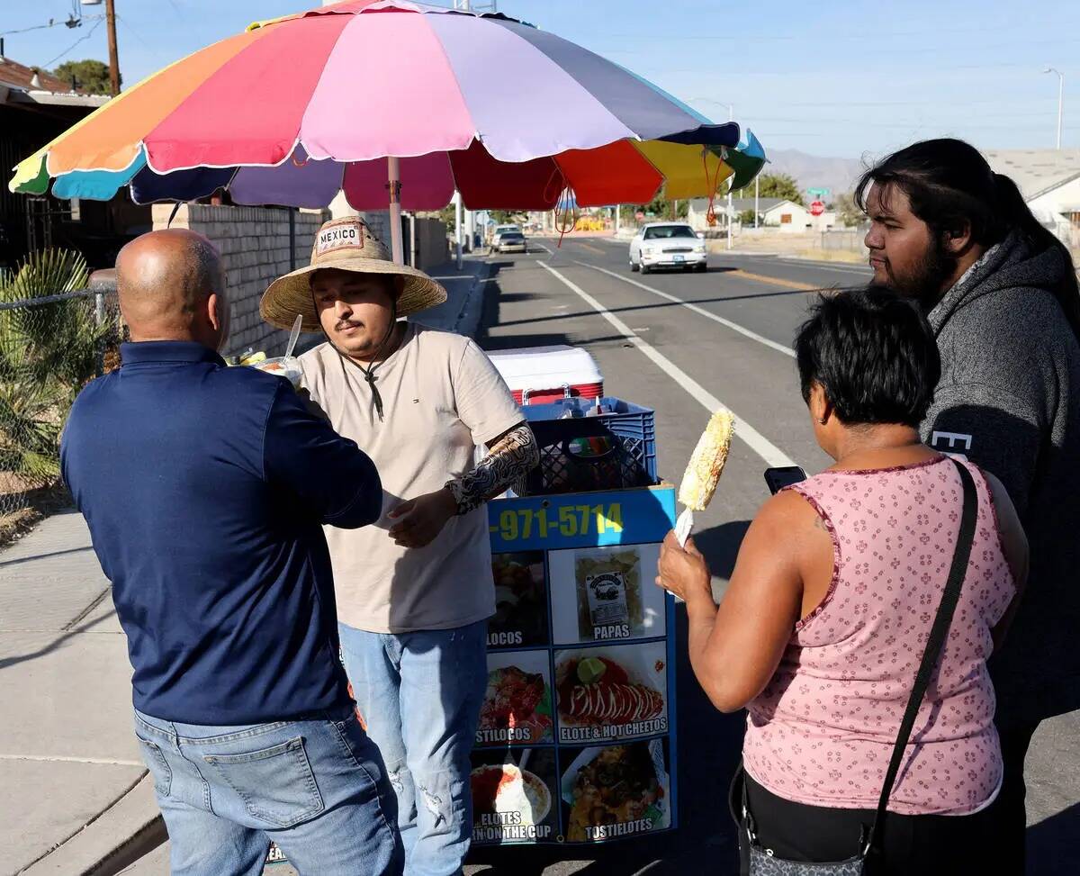 El vendedor ambulante Luis Serrano atiende a los clientes en el Historic Westside de Las Vegas ...