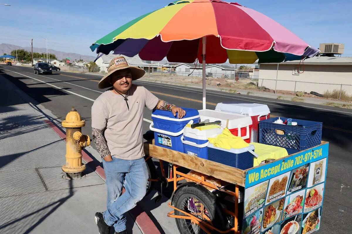 El vendedor ambulante Luis Serrano espera para atender a los clientes en el Historic Westside d ...
