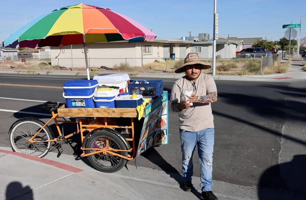 El vendedor ambulante Luis Serrano atiende a los clientes en el Historic Westside de Las Vegas ...