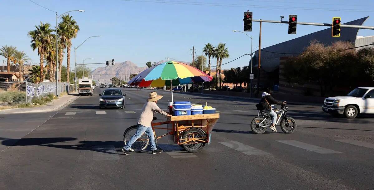El vendedor ambulante Luis Serrano hace rodar su carrito para servir a los clientes en el Histo ...