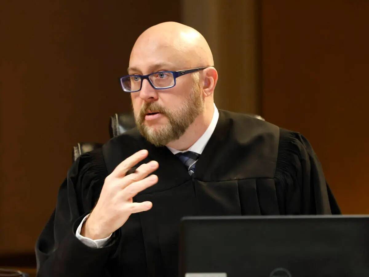 El juez de la División Familiar del Tribunal de Distrito, Randall Forman, preside una audienci ...