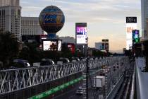 El tráfico circula por Las Vegas Boulevard visto desde las gradas del Bellagio Fountain Club a ...