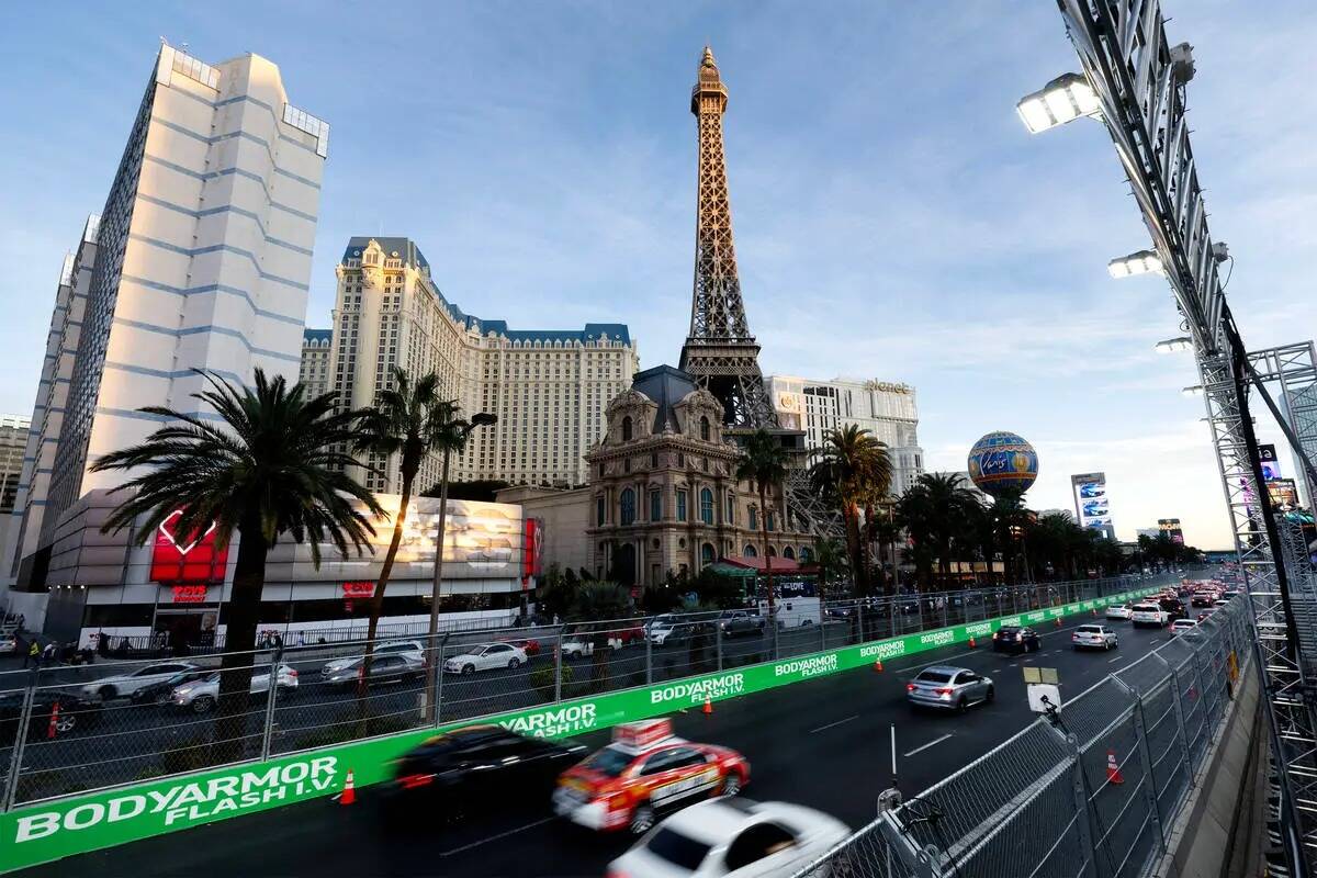 El tráfico circula por Las Vegas Boulevard visto desde las tribunas del Bellagio Fountain Club ...