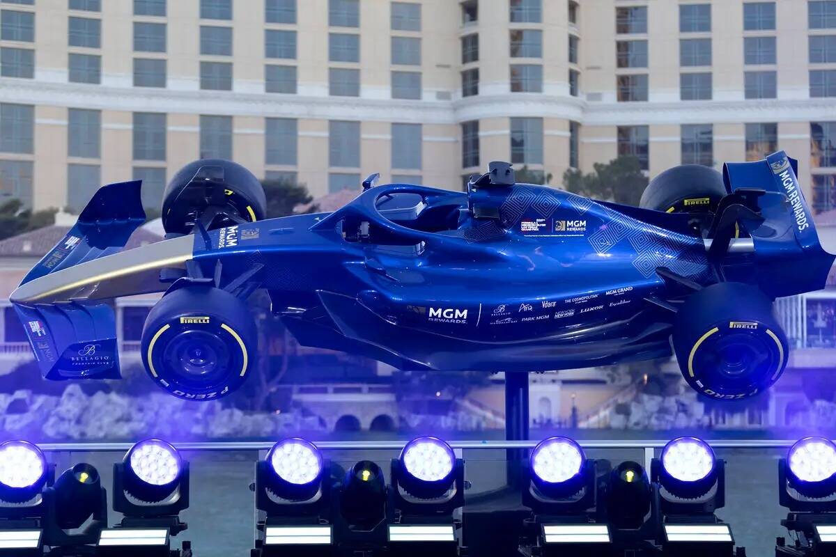 Un modelo de auto de Fórmula Uno se exhibe en el Bellagio Fountain Club antes del Grand Prix i ...