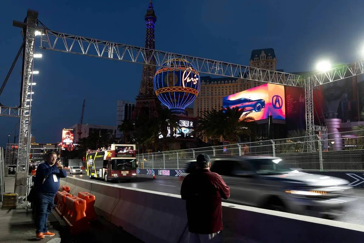 Visitantes del Strip observan la parte de Las Vegas Boulevard que formará parte de la pista de ...