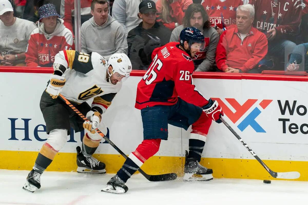 El ala izquierda de los Vegas Golden Knights William Carrier y el ala derecha de los Washington ...