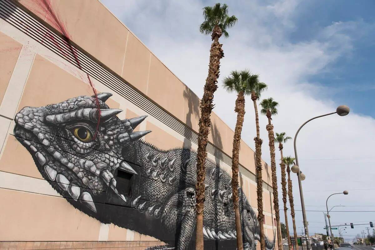 El mural de ROA pintado para el festival Life is Beautiful de 2014 se ve en Stewart Avenue a la ...