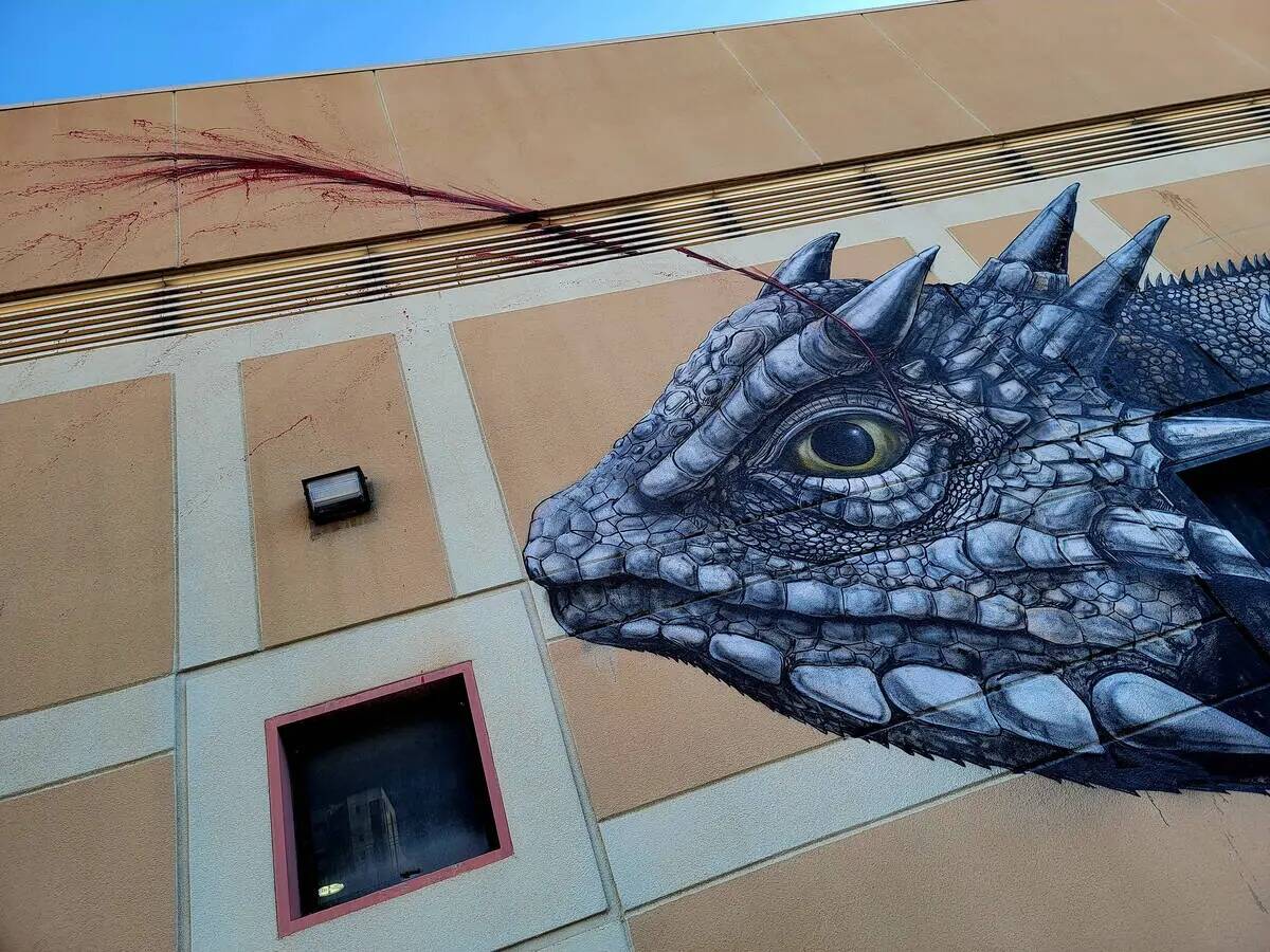 El mural del lagarto cornudo del artista callejero ROA se ve en 301 N. Sixth St. en el centro d ...
